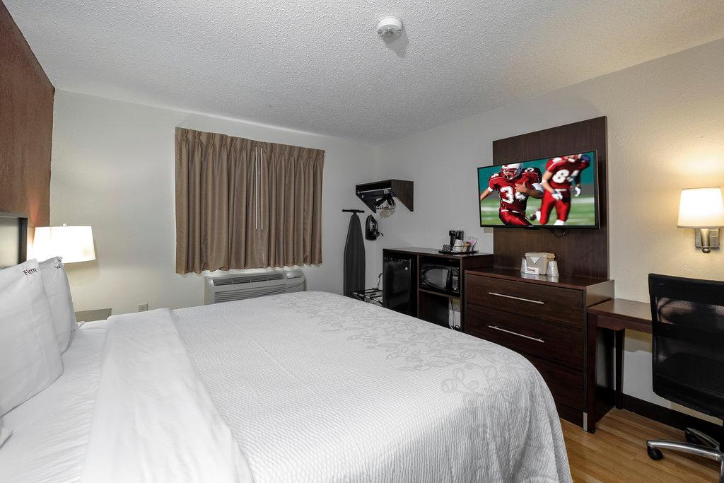 Red Roof Inn Plus+ & Suites Malone Екстериор снимка