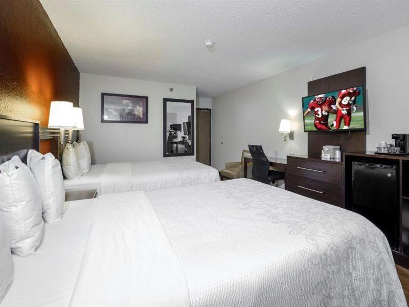 Red Roof Inn Plus+ & Suites Malone Екстериор снимка