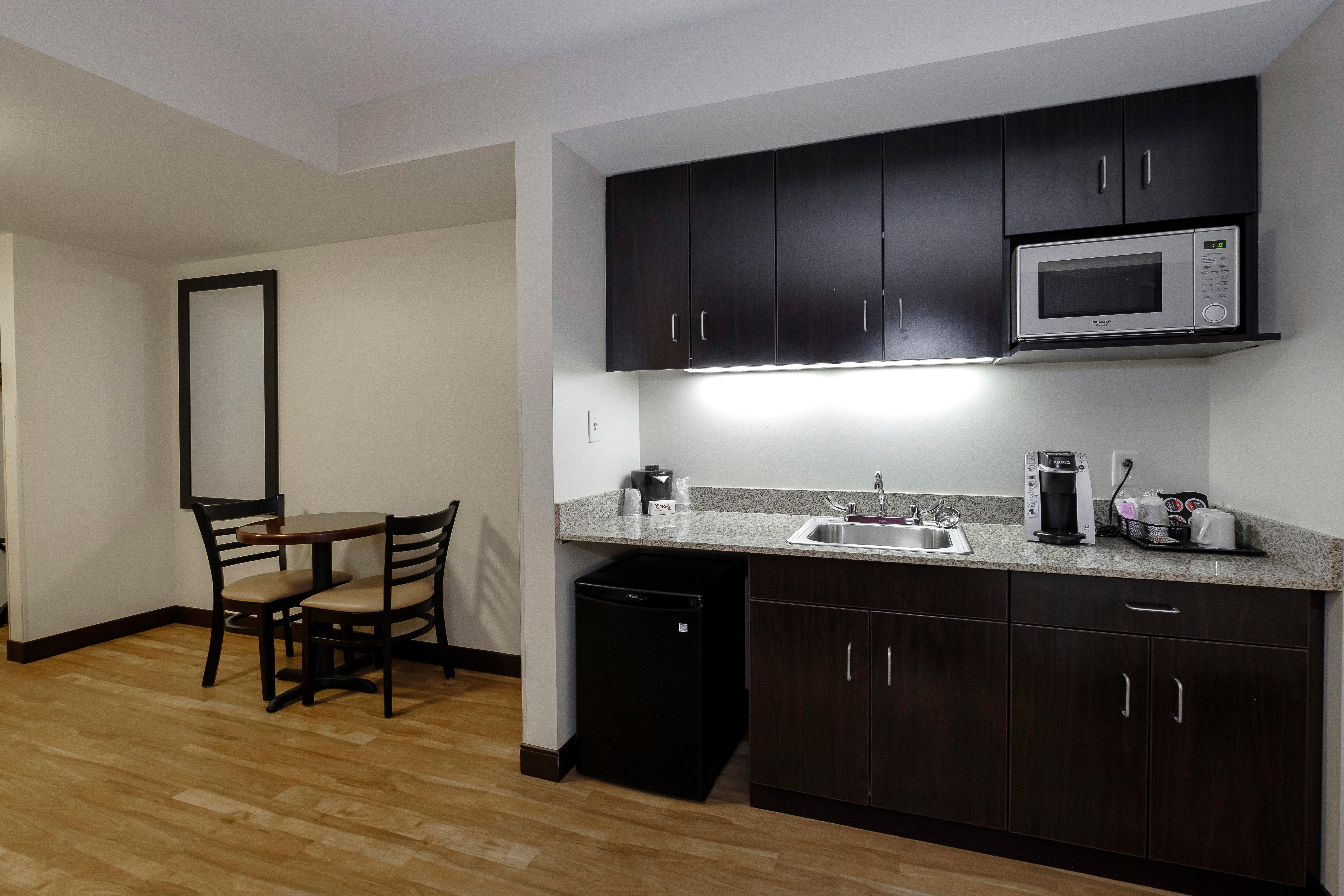 Red Roof Inn Plus+ & Suites Malone Екстериор снимка