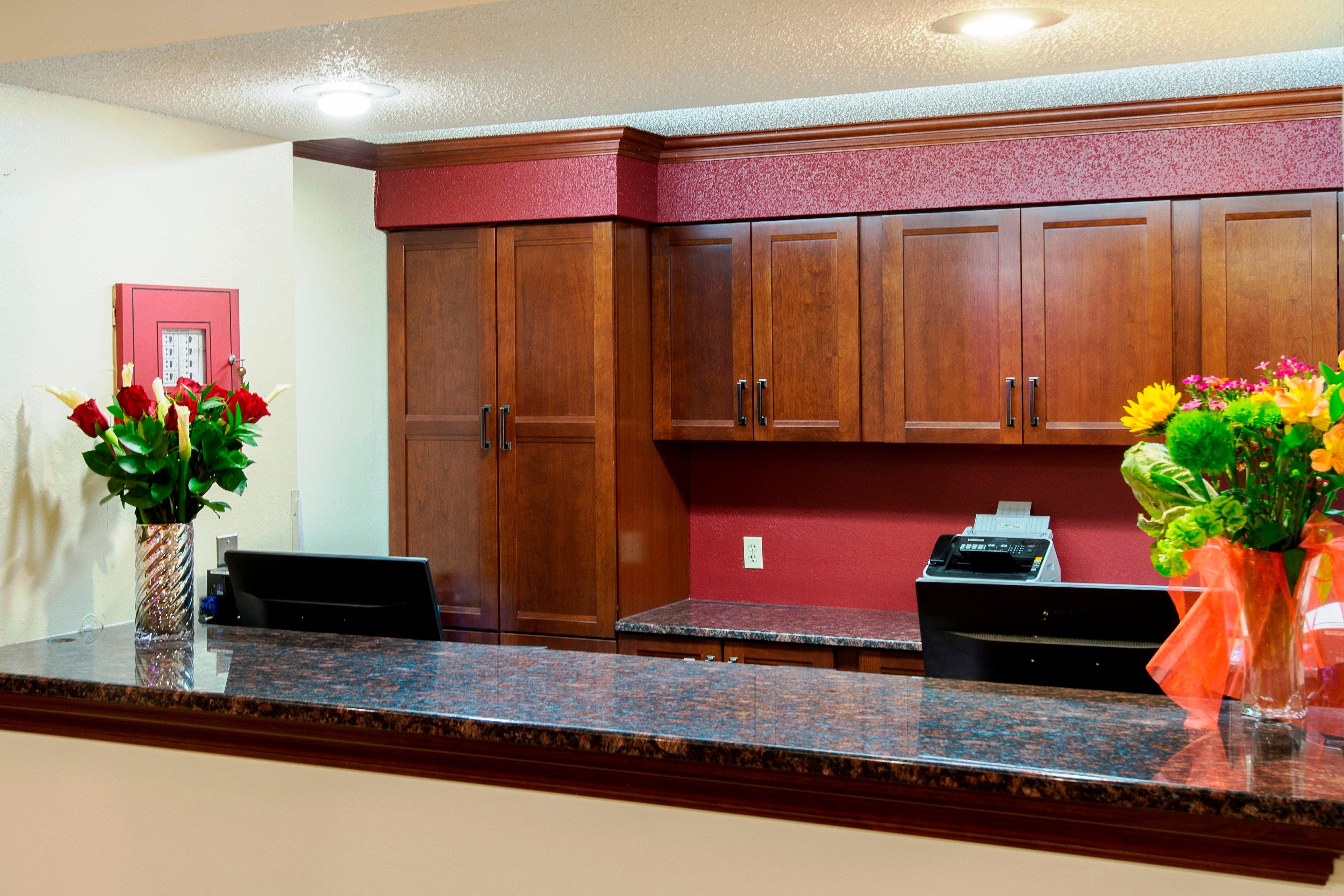 Red Roof Inn Plus+ & Suites Malone Екстериор снимка