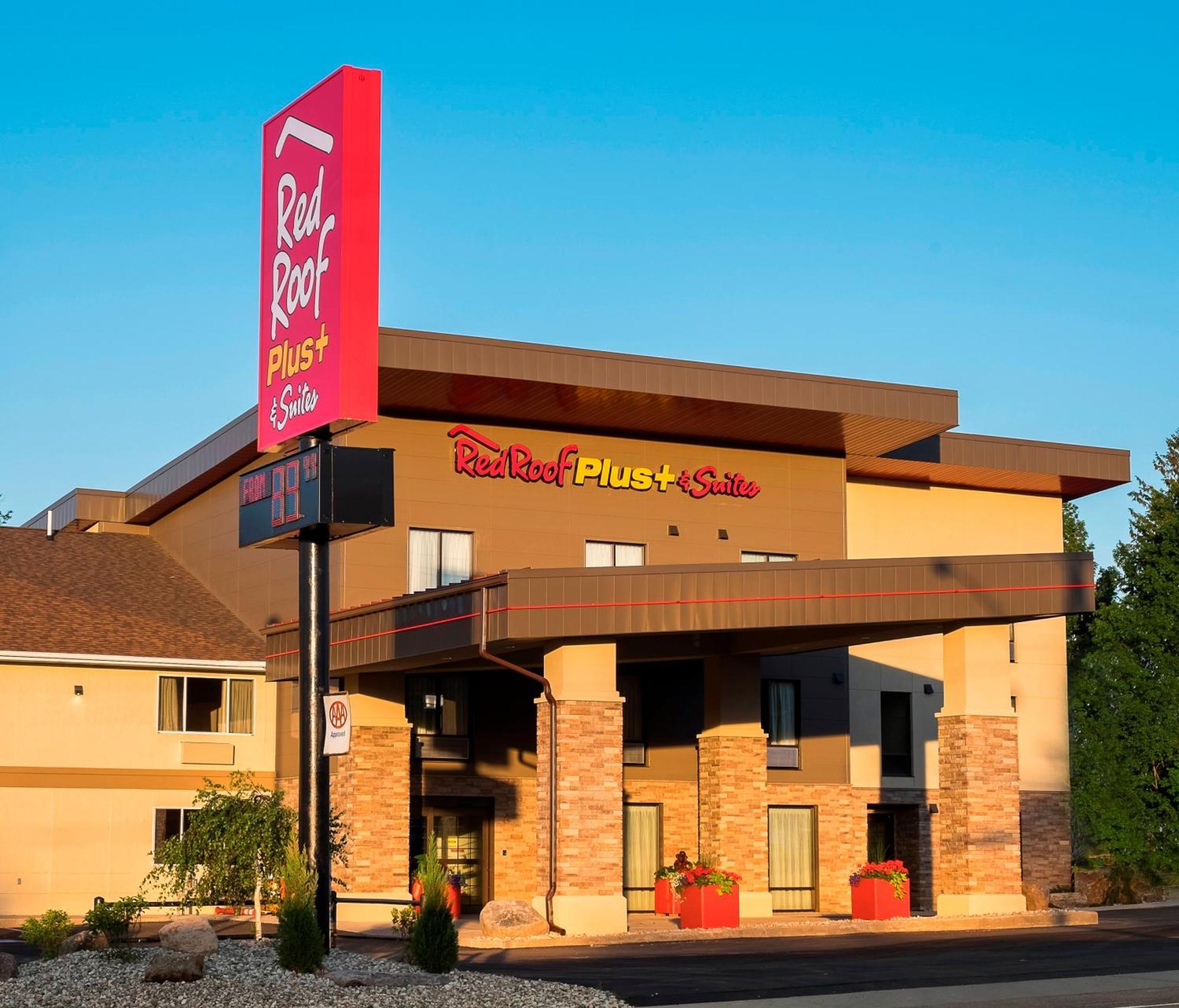 Red Roof Inn Plus+ & Suites Malone Екстериор снимка