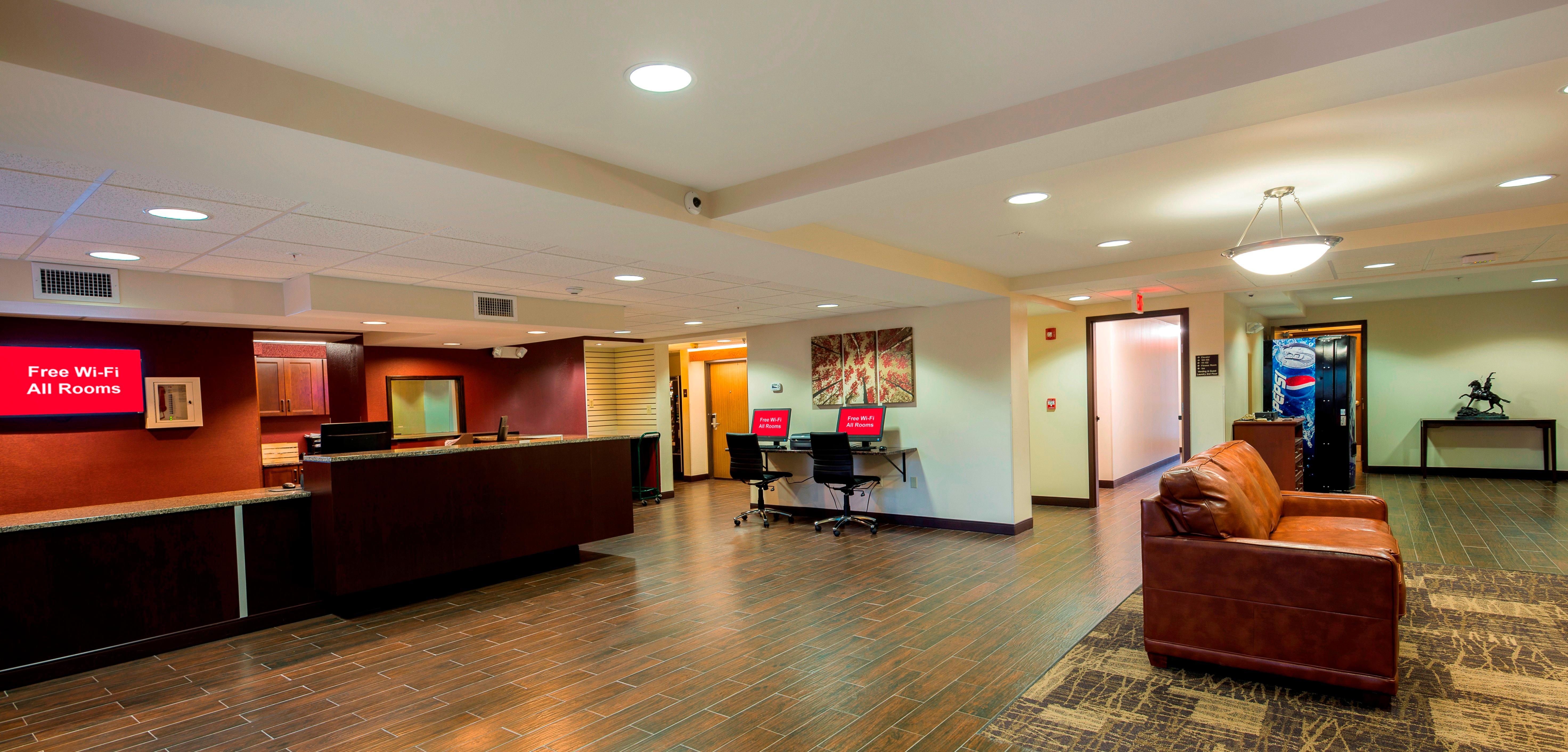 Red Roof Inn Plus+ & Suites Malone Екстериор снимка