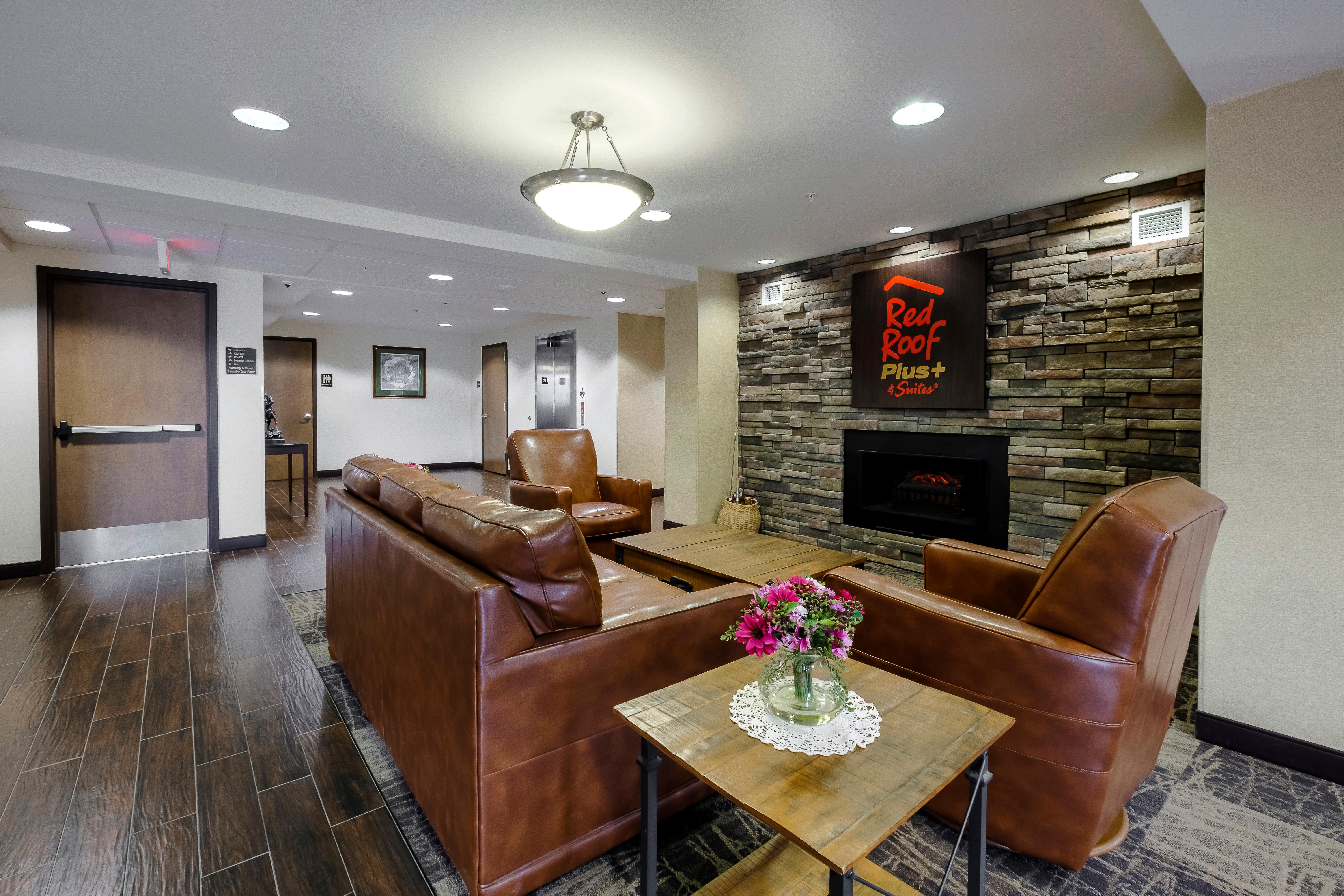 Red Roof Inn Plus+ & Suites Malone Екстериор снимка
