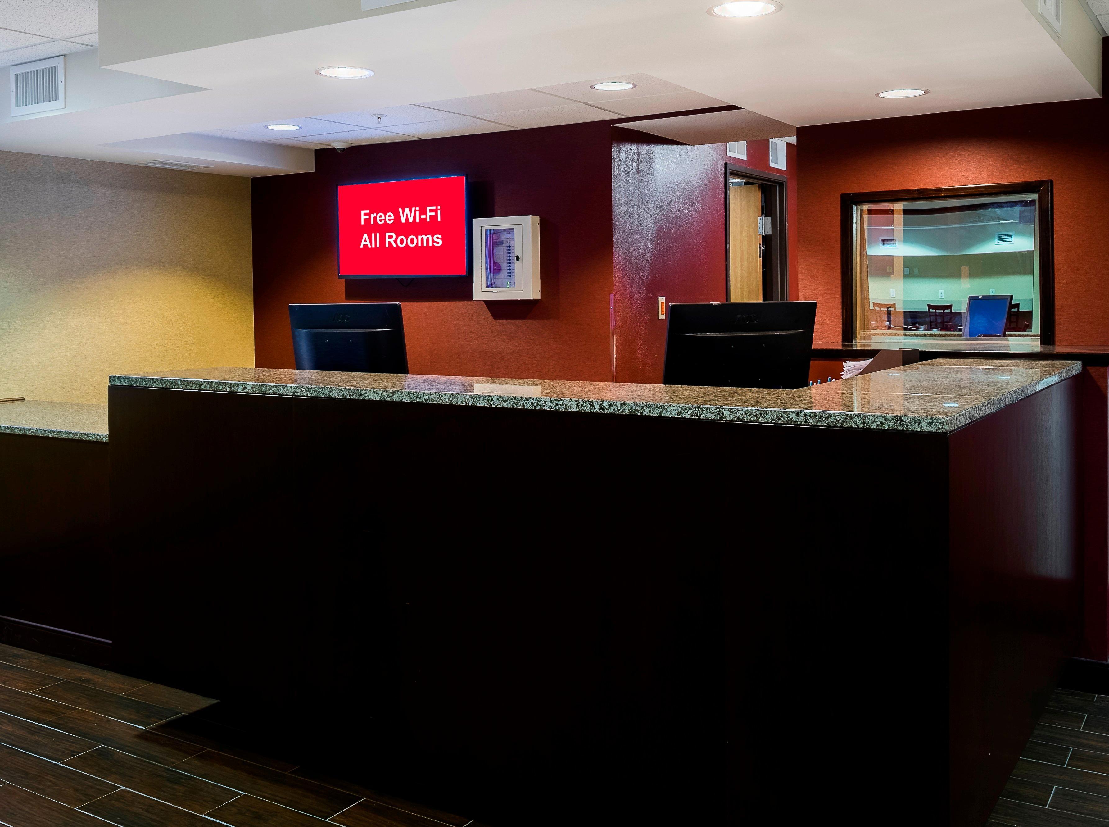Red Roof Inn Plus+ & Suites Malone Екстериор снимка