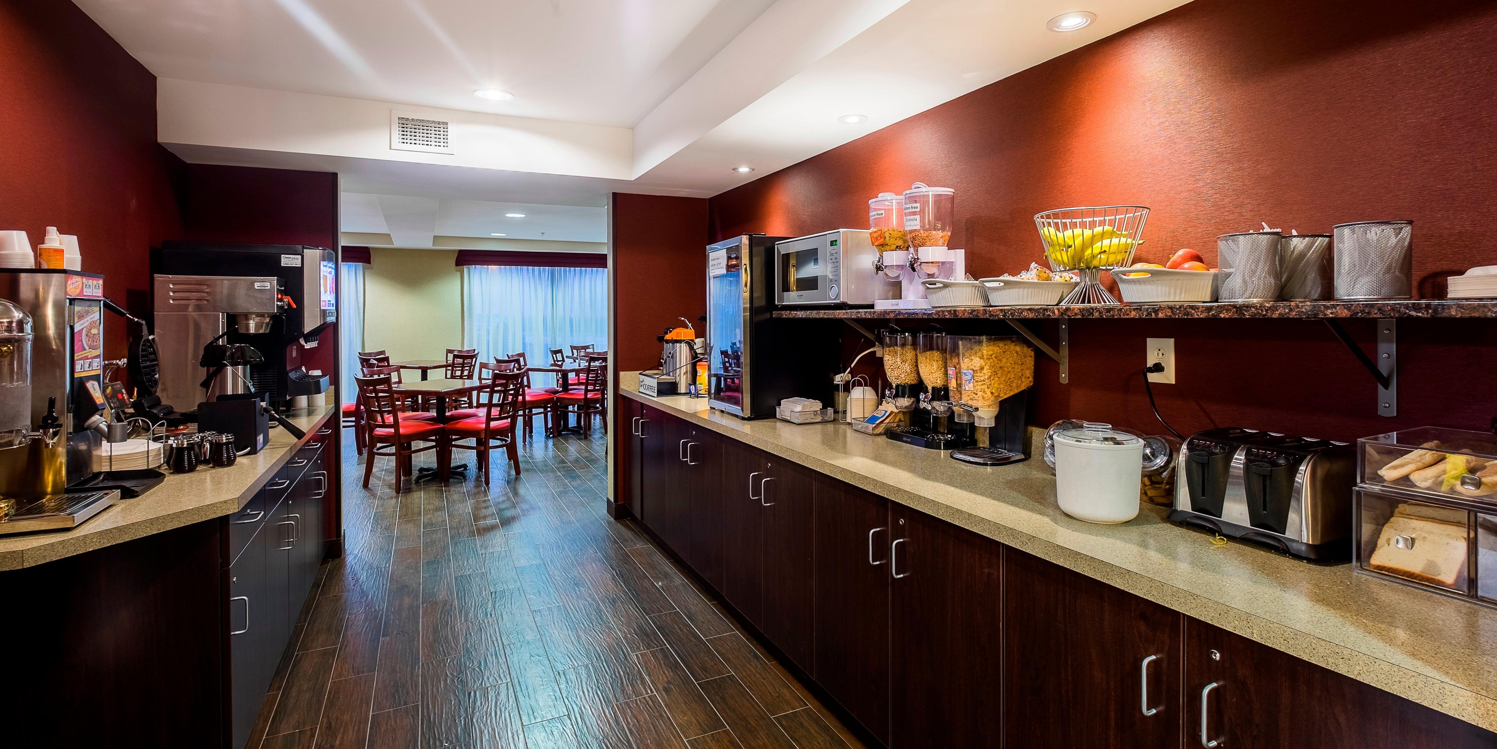 Red Roof Inn Plus+ & Suites Malone Екстериор снимка