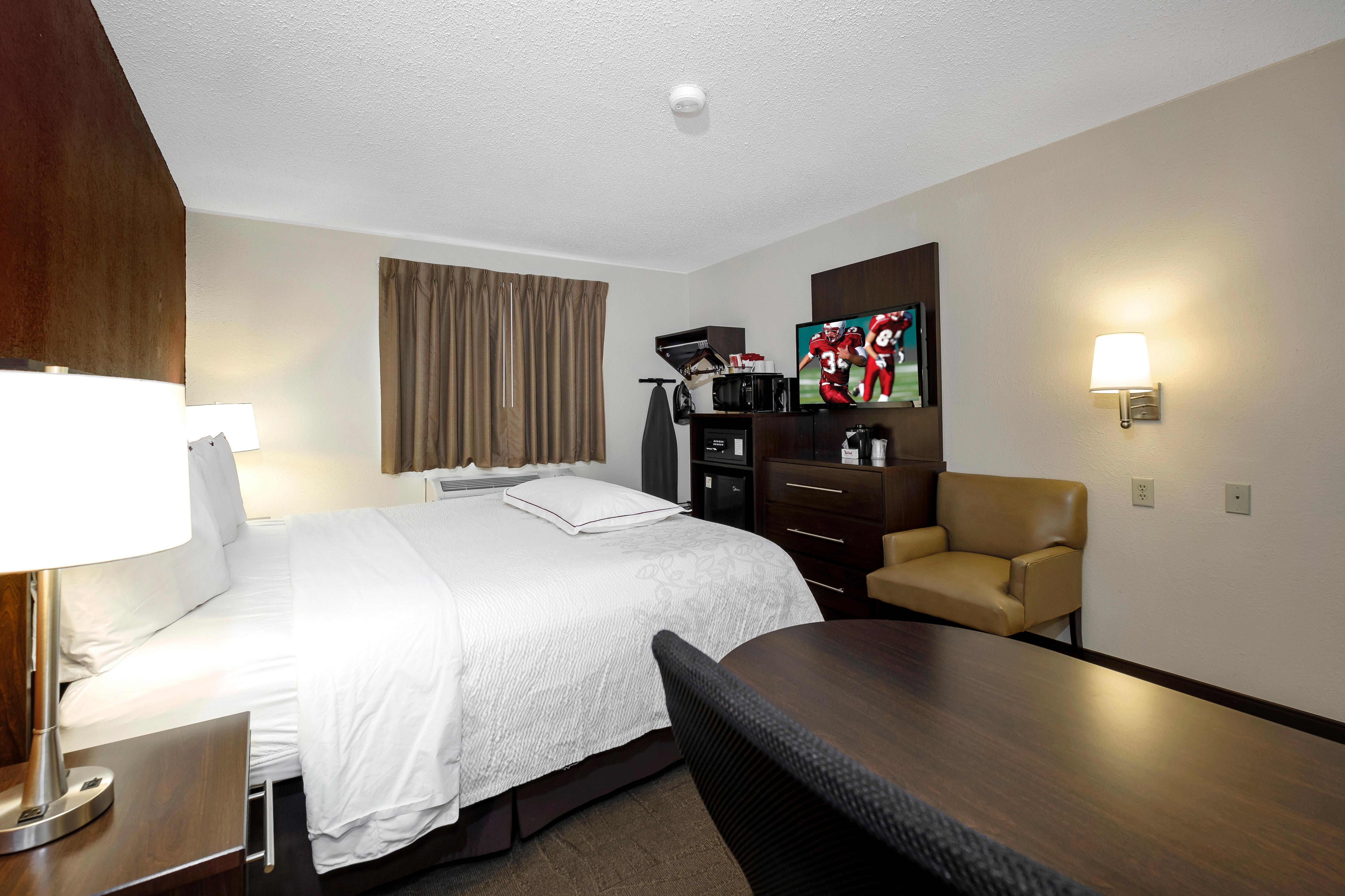 Red Roof Inn Plus+ & Suites Malone Екстериор снимка