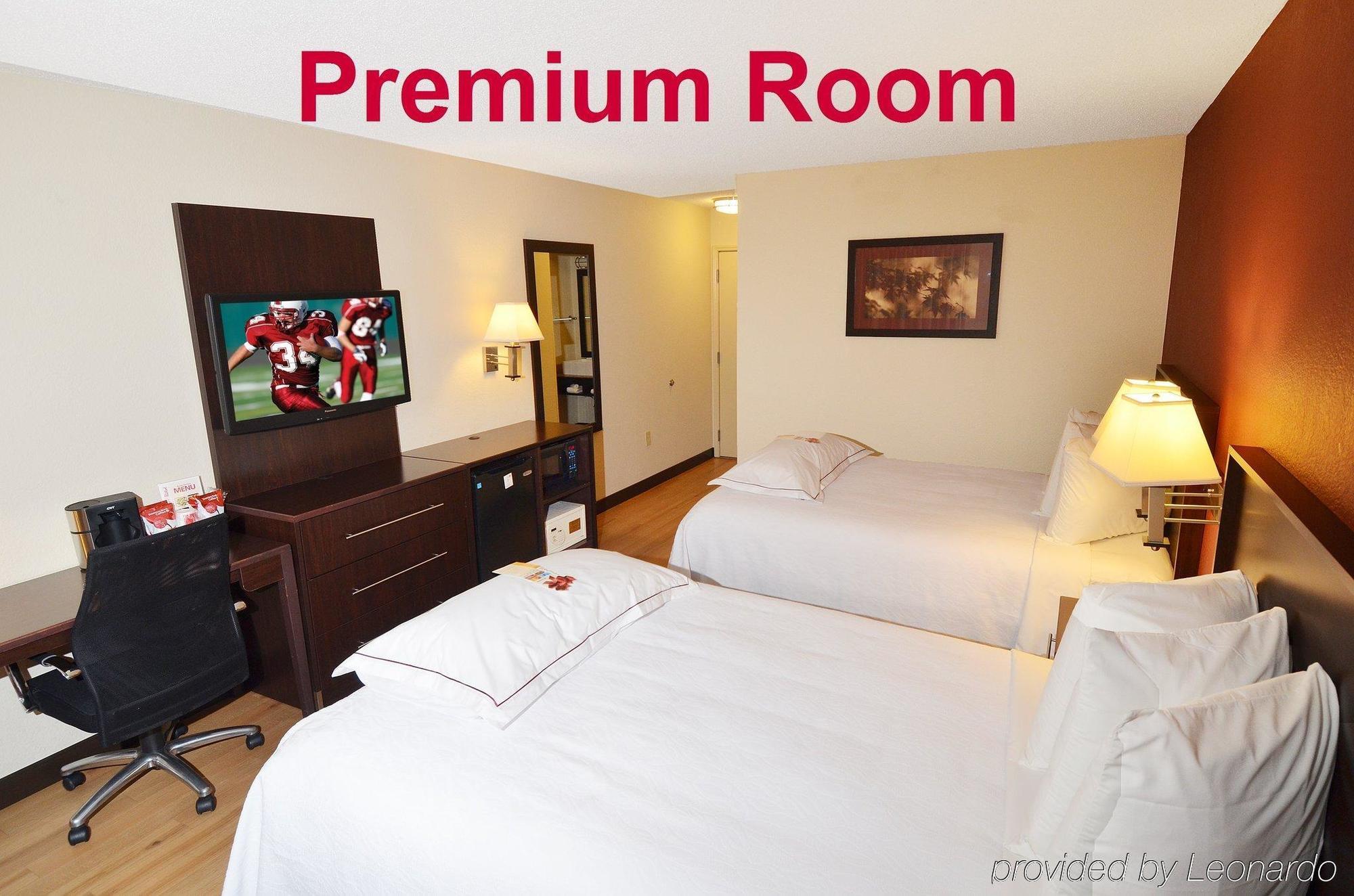 Red Roof Inn Plus+ & Suites Malone Екстериор снимка